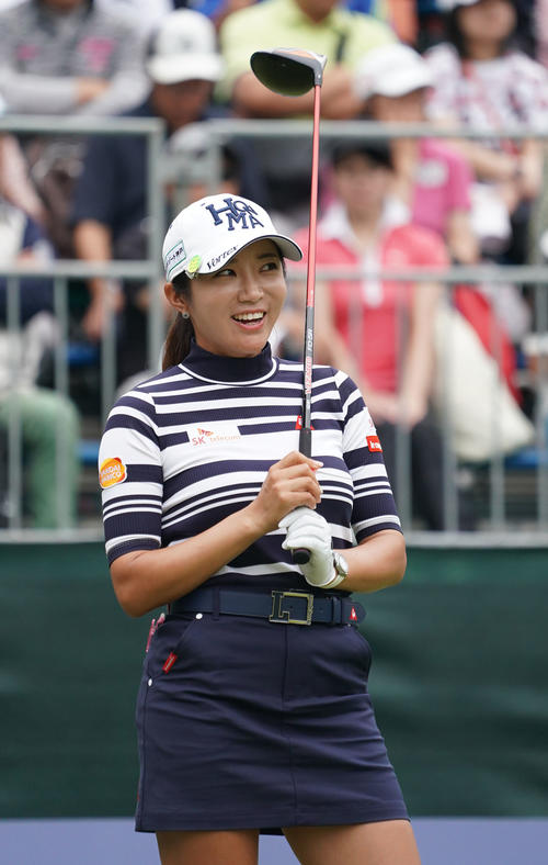 デサントレディース東海クラシック2日目　1番、コースを見つめるイ・ボミ（撮影・森本幸一）