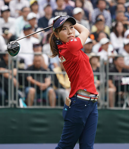 デサントレディース東海クラシック2日目　1番、ティーショットを放つ木村彩子（撮影・森本幸一）