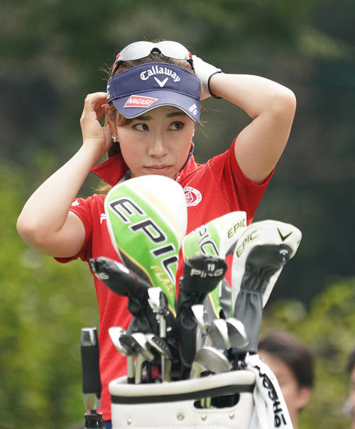 デサントレディース東海クラシック2日目　1番、コースを見つめる木村彩子（撮影・森本幸一）