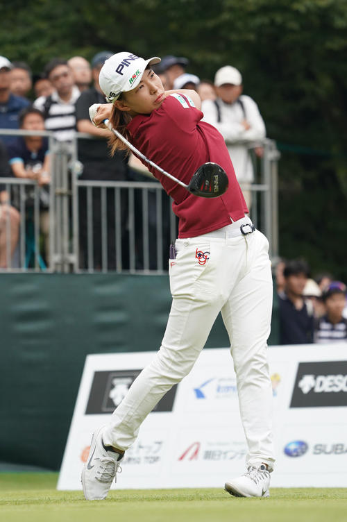 デサントレディース東海クラシック2日目　1番、ティーショットを放つ渋野日向子（撮影・森本幸一）