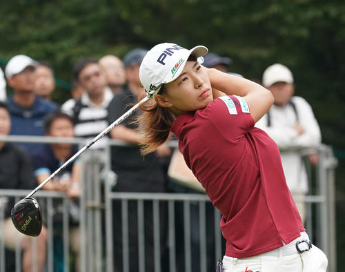 1番、ティーショットを放つ渋野日向子（撮影・森本幸一）