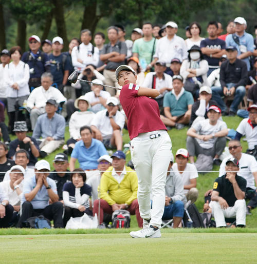 デサントレディース東海クラシック2日目　12番、ティーショットを放つ渋野（撮影・森本幸一）