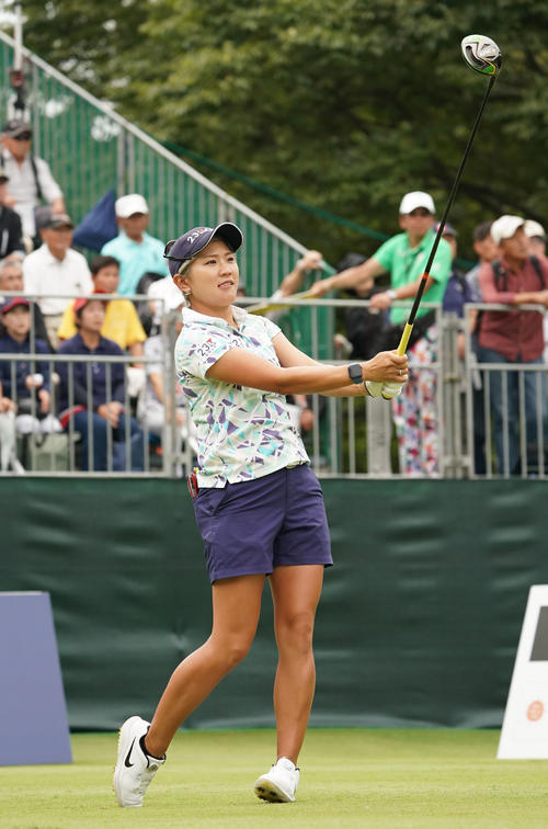 デサントレディース東海クラシック最終日　1番、ティーショットを放つ成田美寿々（撮影・森本幸一）