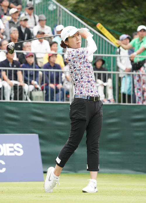 デサントレディース東海クラシック最終日　1番、ティーショットを放つ李知姫（撮影・森本幸一）