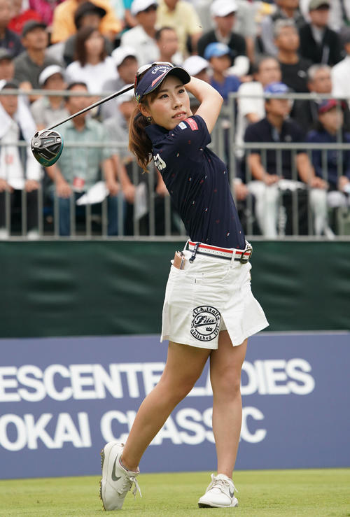 デサントレディース東海クラシック最終日　1番、ティーショットを放つ木村彩子（撮影・森本幸一）