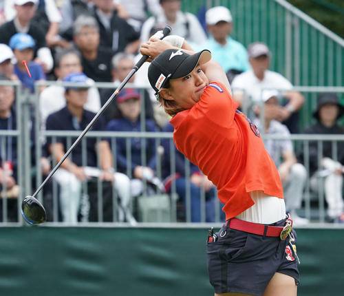 デサントレディース東海クラシック最終日　1番、ティーショットを放つ野沢真央（撮影・森本幸一）