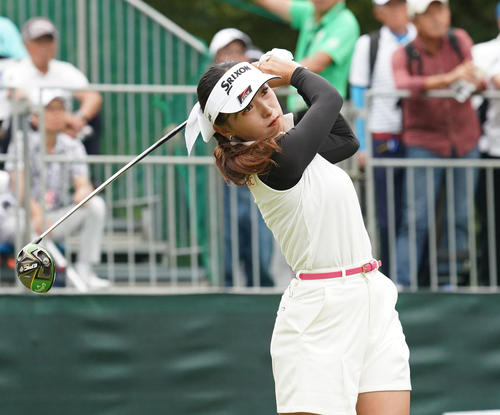 デサントレディース東海クラシック最終日　1番、ティーショットを放つ臼井麗香（撮影・森本幸一）