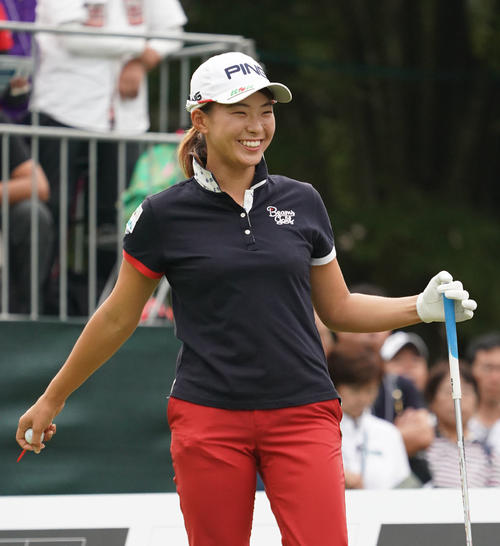 デサントレディース東海クラシック最終日　1番、笑顔の渋野日向子（撮影・森本幸一）＝2019年9月22日、新南愛知カントリークラブ美浜コース