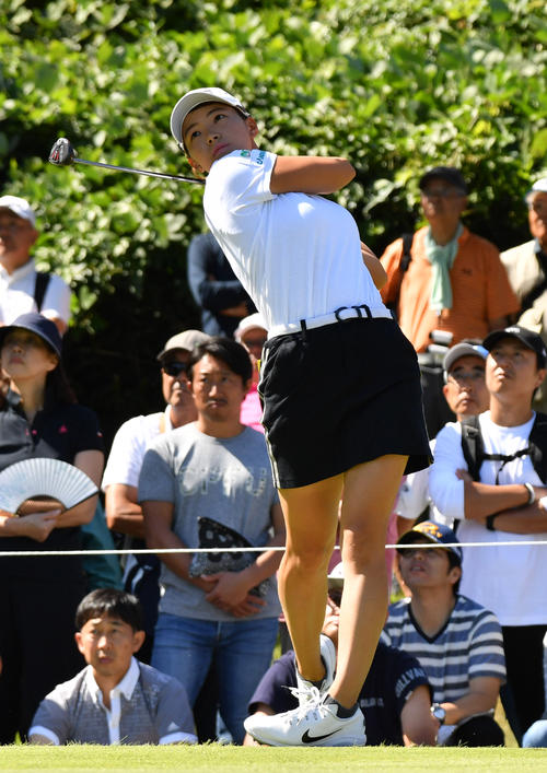 7番、ティーショットを放つ渋野日向子（撮影・柴田隆二）