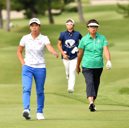 プロアマで渋野日向子（左）は樋口久子LPGA顧問とラウンドする（撮影・柴田隆二）