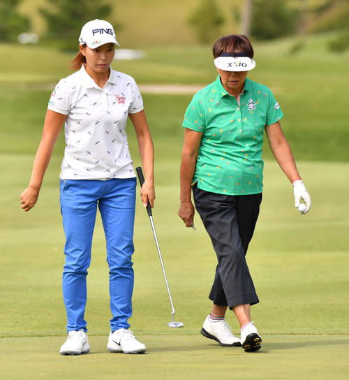 プロアマで渋野日向子（左）は樋口久子LPGA顧問とラウンドする（撮影・柴田隆二）