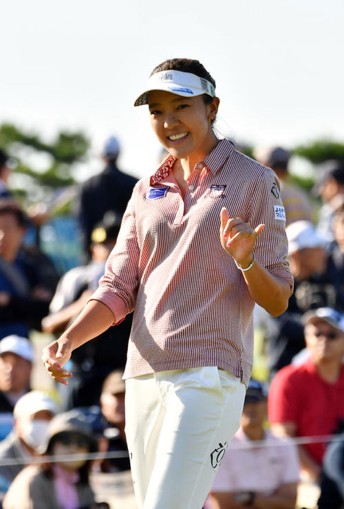 1R、ティーショットを放ち笑顔を見せるエイミー・コガ（撮影・柴田隆二）