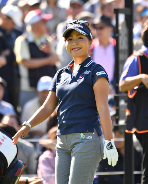 1R、ティーショットを放ち笑顔を見せる青木瀬令奈（撮影・柴田隆二）