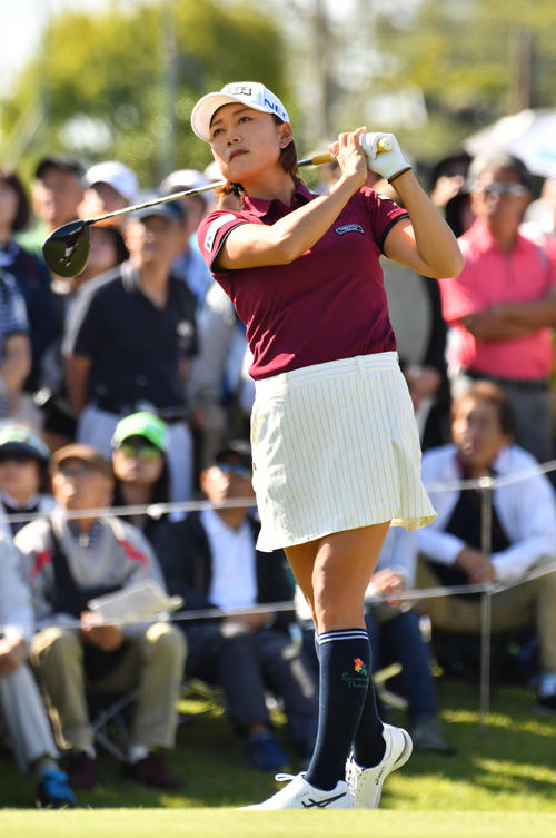1R、ティーショットを放つ原江里菜（撮影・柴田隆二）