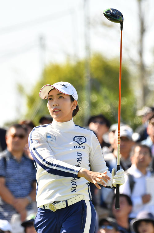1R、ティーショットを放つ笠りつ子（撮影・柴田隆二）