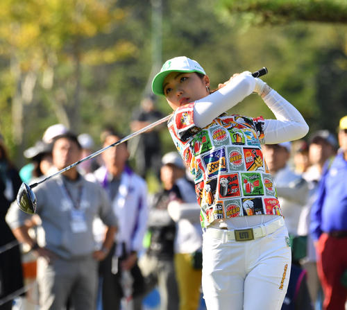 1R、ティーショットを放つ高橋彩華（撮影・柴田隆二）
