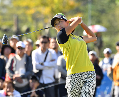 1R、ティーショットを放つ木戸愛（撮影・柴田隆二）