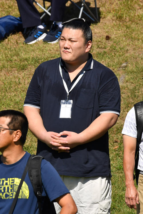 1R、比嘉真美子の婚約者勢が観戦する（撮影・柴田隆二）