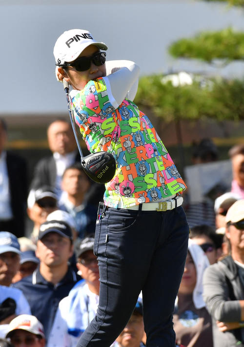 1R、ティーショットを放つ比嘉真美子（撮影・柴田隆二）