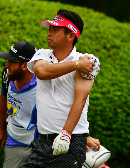 8番、肩を冷やしながらプレーする池田勇太（撮影・清水貴仁）