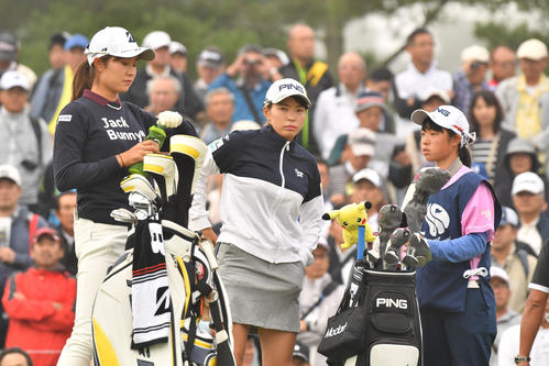 10番、霧の中、スタートを待つ渋野日向子。左は大里桃子（撮影・柴田隆二）