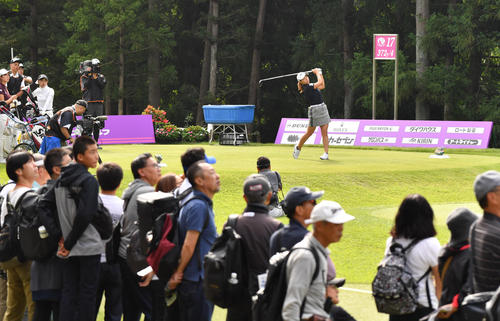 17番、ティーショットを放つ渋野日向子（撮影・柴田隆二）