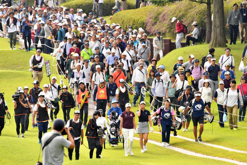 18番、大勢のギャラリーを連れてラウンドする渋野日向子（撮影・柴田隆二）