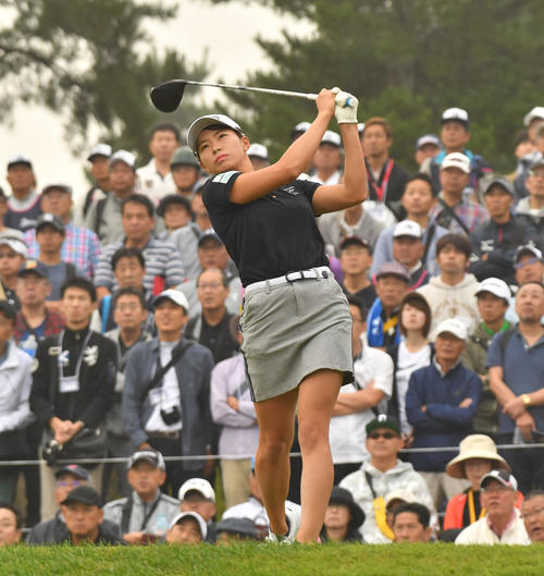 10番、ティーショットを放つ渋野日向子（撮影・柴田隆二）