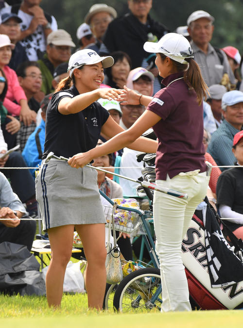 9番、バーディーパットを決めた渋野日向子（左）は大里桃子と抱き合う（撮影・柴田隆二）