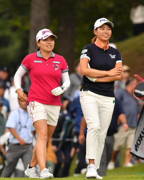 3番、渋野日向子（右）は勝みなみと談笑する（撮影・柴田隆二）