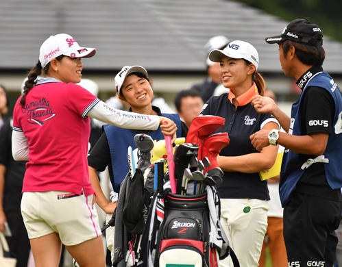 7番、勝みなみ（左）と談笑する渋野日向子（撮影・柴田隆二）