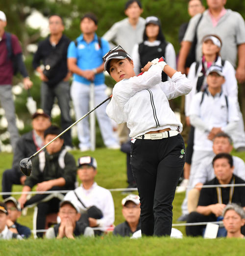 10番、ティーショットを放つ青木瀬令奈（撮影・柴田隆二）