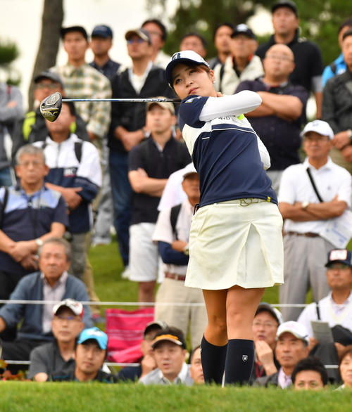 10番、ティーショットを放つ三ケ島かな（撮影・柴田隆二）