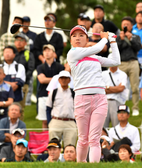 10番、ティーショットを放つ有村智恵（撮影・柴田隆二）