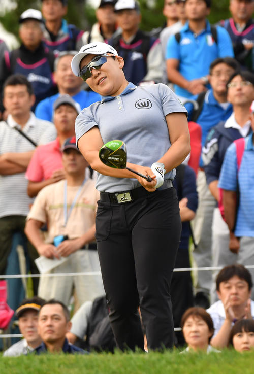10番、ティーショットを放つ申ジエ（撮影・柴田隆二）