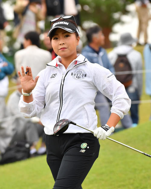 10番、手を振る青木瀬令奈（撮影・柴田隆二）