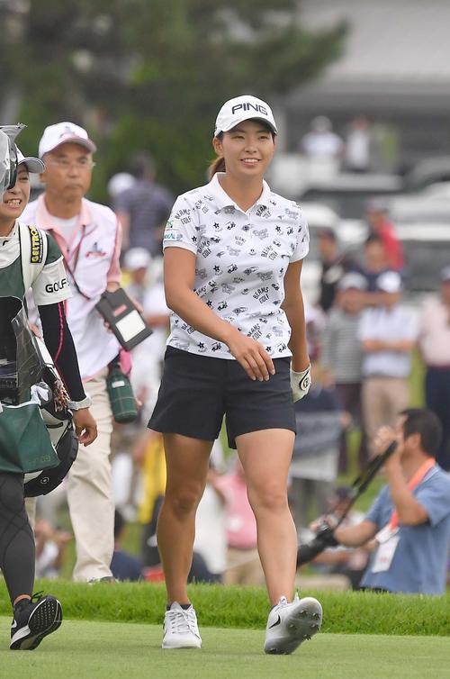 1番、大勢のギャラリーが見守る中、セカンド地点へ歩く渋野日向子（撮影・上田博志）