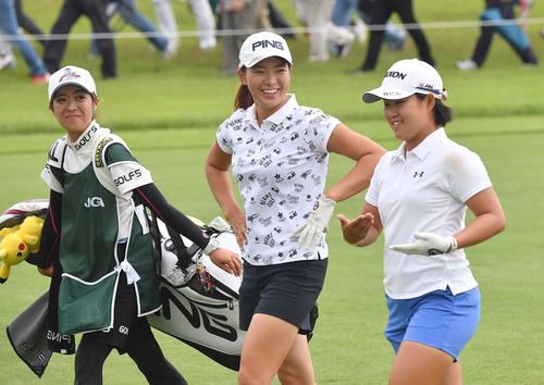 9番、畑岡奈紗（右）と談笑しながらフェアウエーを歩く渋野日向子（撮影・上田博志）