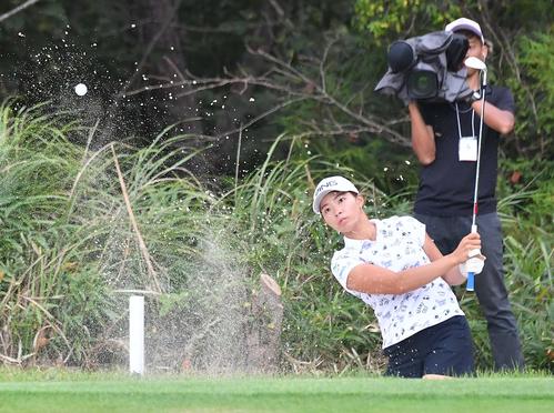 8番、バンカーからチップインバーディーを奪う渋野日向子（撮影・上田博志）