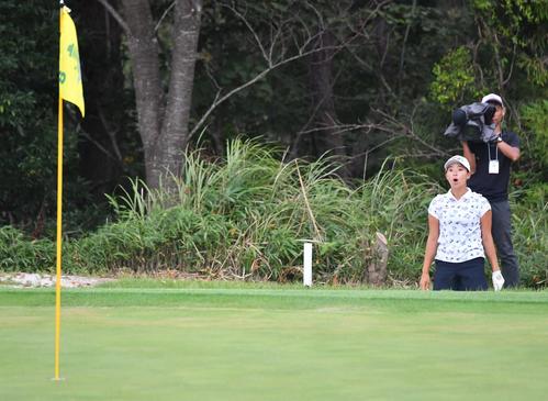 8番、バンカーからチップインバーディーを奪い驚きの表情を見せる渋野日向子（撮影・上田博志）