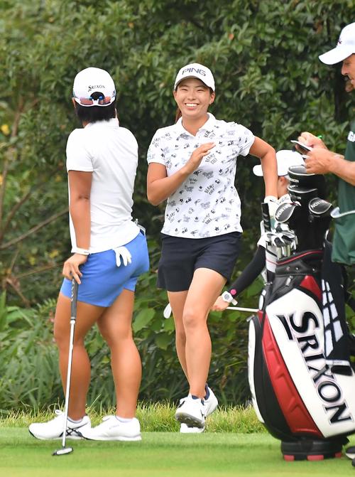 8番、バンカーからチップインバーディーを奪った渋野日向子は畑岡奈紗（左）の祝福に笑顔を見せる（撮影・上田博志）