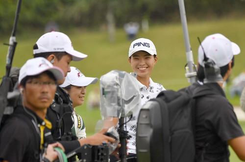 1番、中継クルーに囲まれながらセカンド地点へ笑顔で歩く渋野日向子（撮影・上田博志）