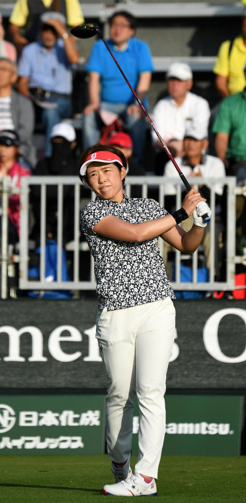 1番、ティーショットを放つ小川（撮影・前岡正明）