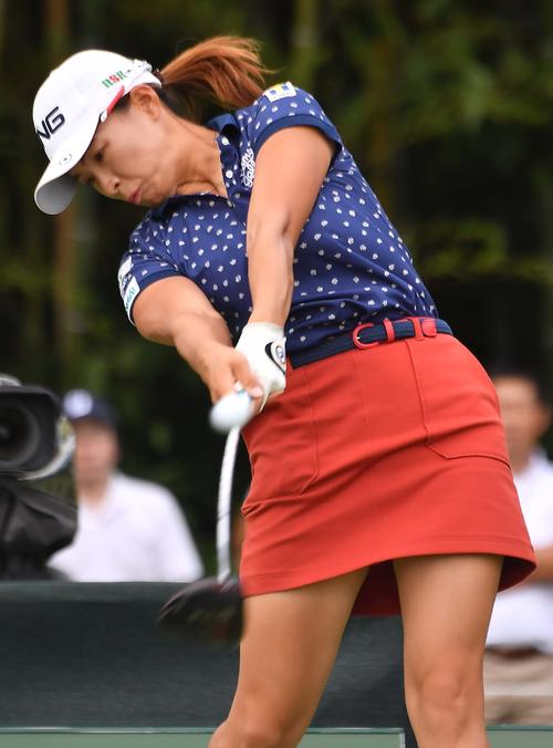 6番、シャフトをしならせてティーショットを放つ渋野日向子（撮影・上田博志）＝2019年10月4日、白山ヴィレッジゴルフコース