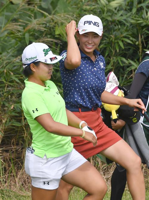 8番、畑岡奈紗（左）と談笑しながら歩く渋野日向子（撮影・上田博志）