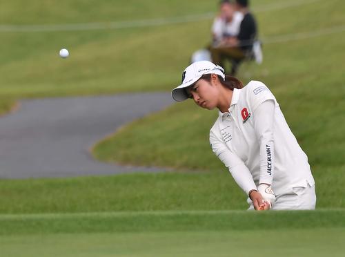 9番、アプローチショットを放つ大里桃子（撮影・上田博志）