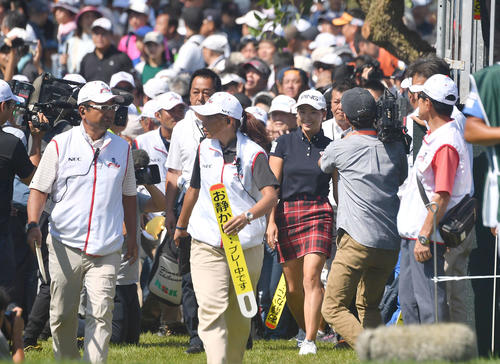 1番、大勢のギャラリーの拍手を受けティーグラウンドに入る渋野日向子（撮影・上田博志）