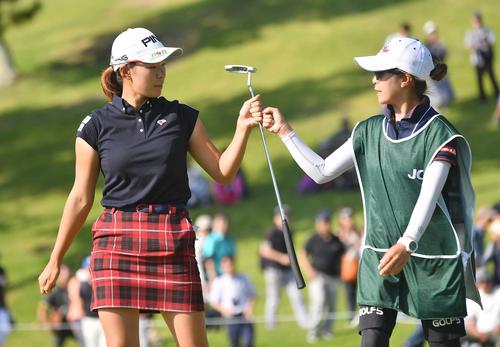 14番、連続バーディーを決めキャディーとグータッチする渋野日向子（撮影・上田博志）