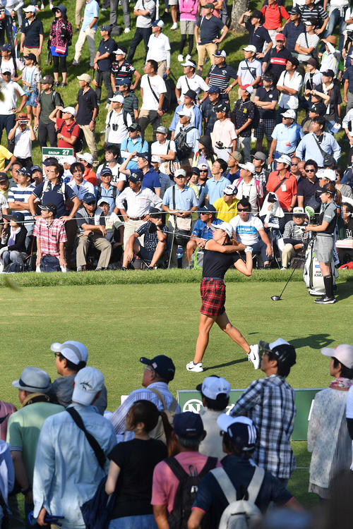 15番、ティーショットを放つ渋野日向子（撮影・上田博志）