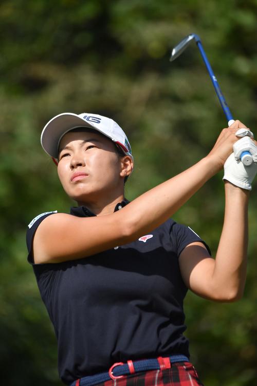 12番、ティーショットを放つ渋野日向子（撮影・上田博志）